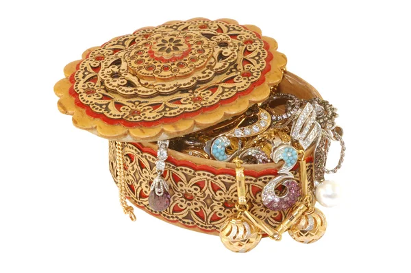 Zlaté šperky v woodenbox — Stock fotografie