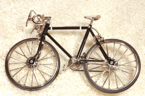 Spielzeug Fahrrad weißer Reis — Stockfoto