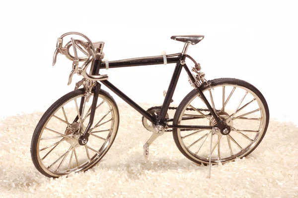 Spielzeug Fahrrad und Reis — Stockfoto
