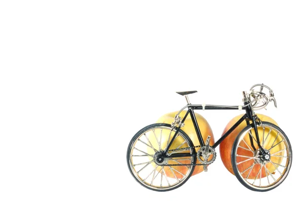 Іграшковий велосипед і яблука — стокове фото