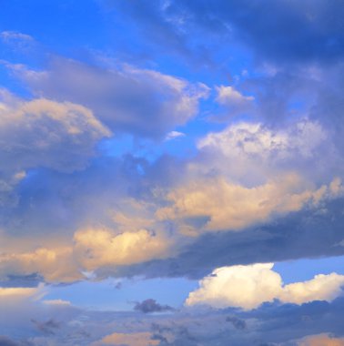 Bulutlu mavi gökyüzü