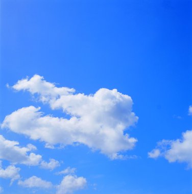 Bulutlu mavi gökyüzü