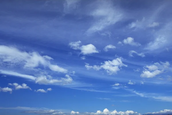 Cielo azul con nube —  Fotos de Stock