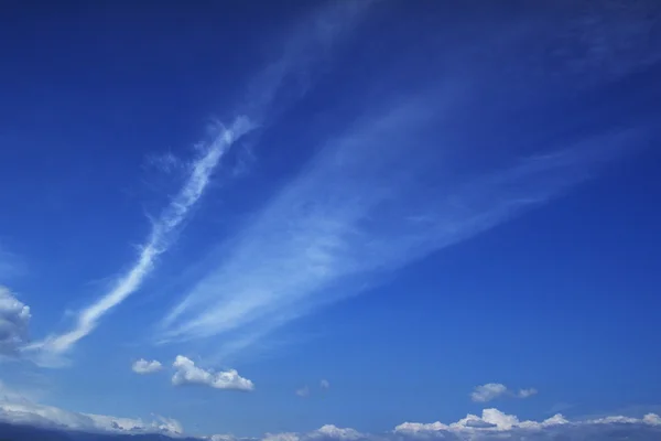 Blå himmel med sky – stockfoto