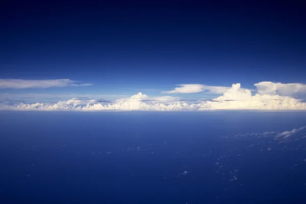 ท้องฟ้าสีฟ้าที่มีเมฆ — ภาพถ่ายสต็อก