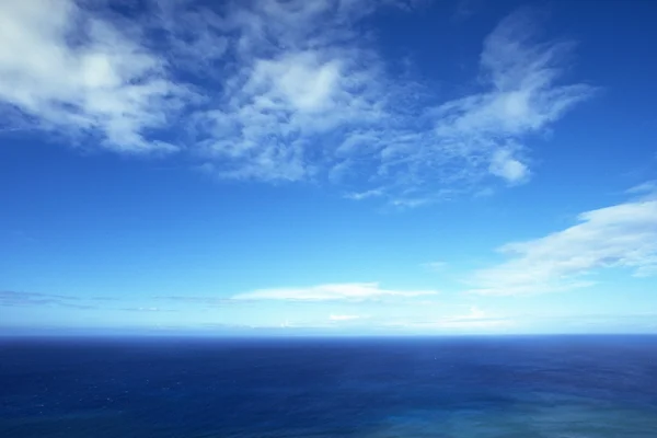 Blå himmel med sky – stockfoto