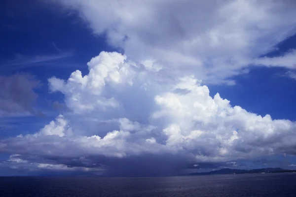 Ciel bleu avec nuage — Photo