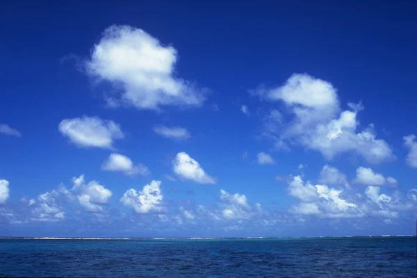 Блакитне небо з хмарою — стокове фото