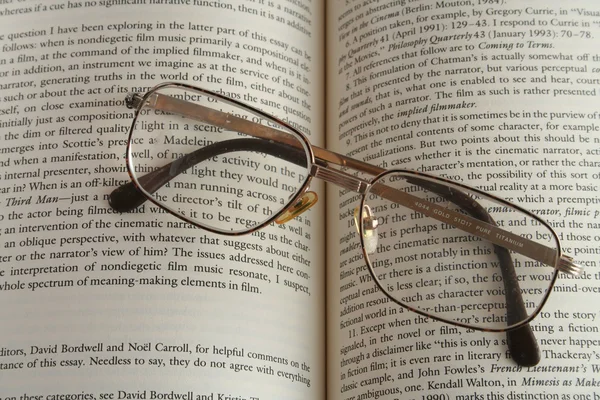 Lunettes et livre — Photo