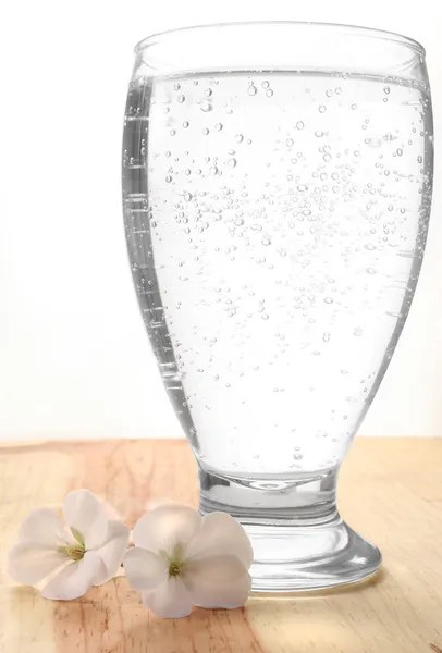 Glas med kolsyrat vatten — Stockfoto