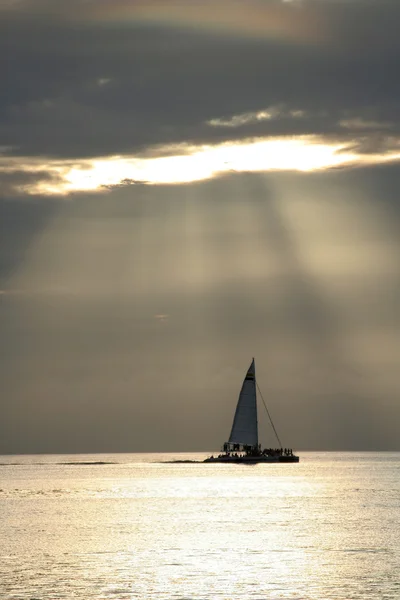 Durch den Sonnenuntergang segeln — Stockfoto