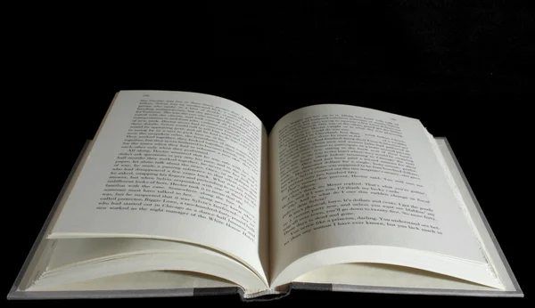 Aufgeschlagenes Buch über schwarzen Hintergrund — Stockfoto