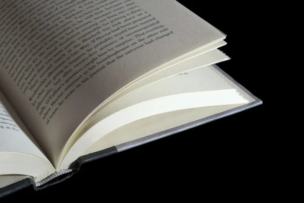 Detail van boek ove zwarte achtergrond — Stockfoto