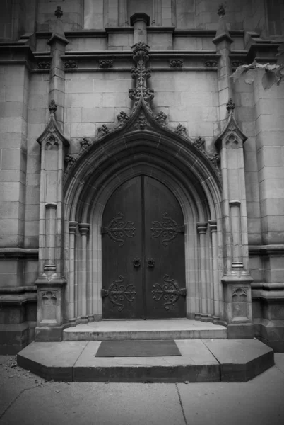 Дверь Троицкой церкви — стоковое фото
