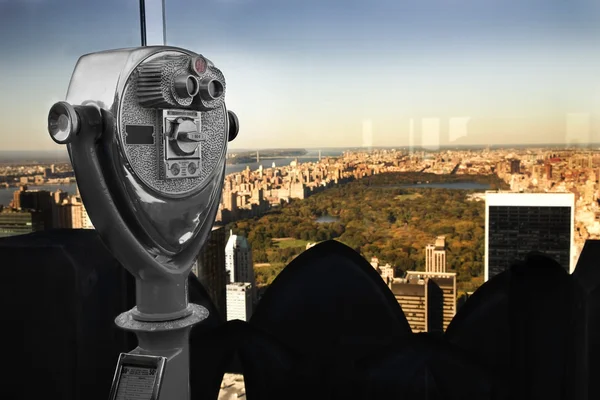 Бинокли с видом на Манхэттен — стоковое фото