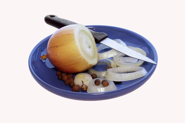Cebollas, pimienta aromática y cuchillo — Foto de Stock