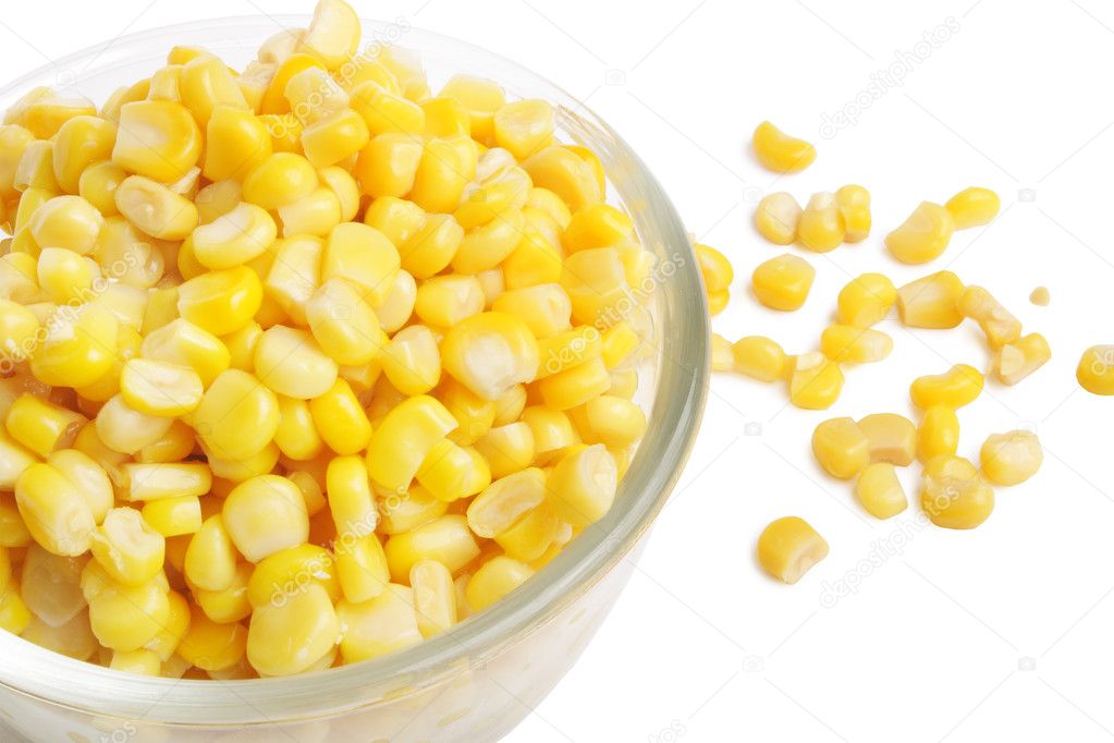 yellow corn grain in plate (isolated, close up) — 图库照片