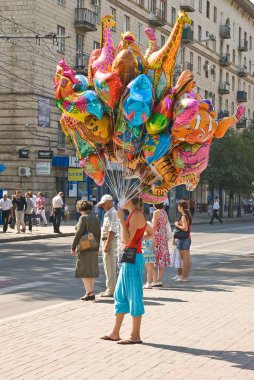 Balonlar ile kız