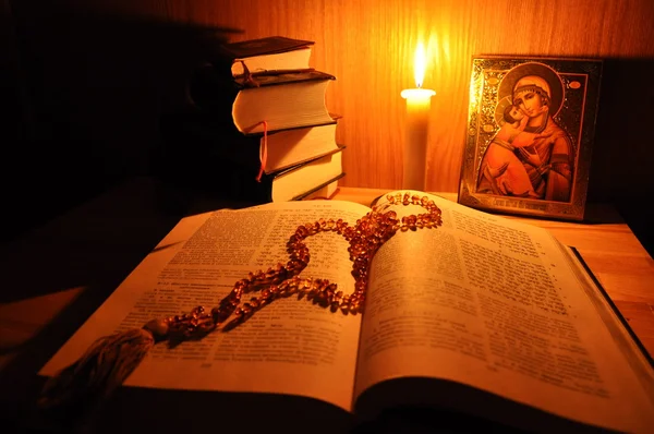 Bíblia Sagrada & Ícone russo Fotografias De Stock Royalty-Free