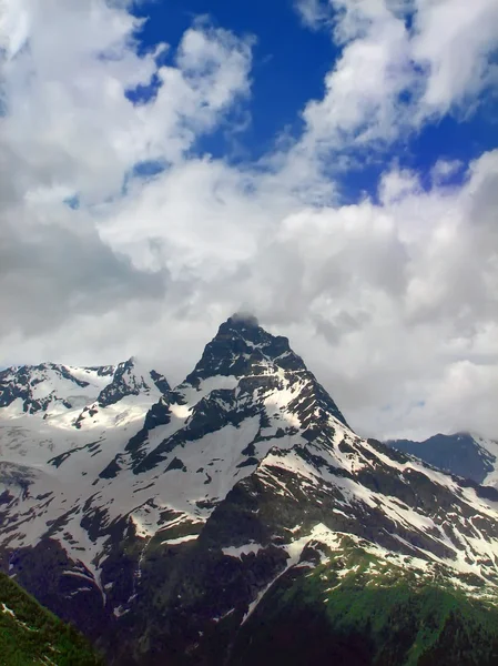 Yüksek dağ tepe keşif — Stok fotoğraf
