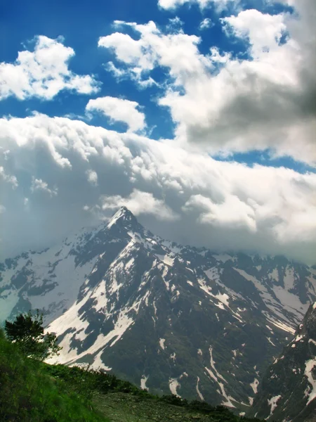 Increíbles nubes sobre las montañas — Foto de Stock