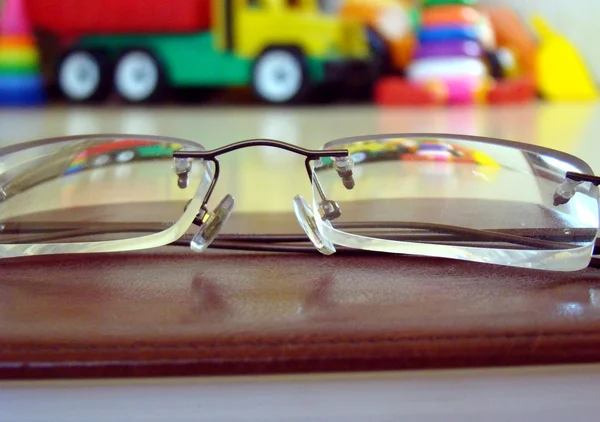 Óculos no notebook — Fotografia de Stock