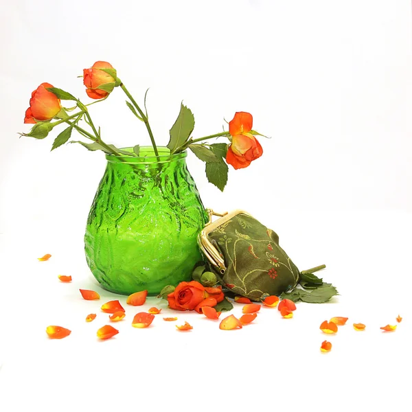緑の花瓶のオレンジ色のバラ — ストック写真