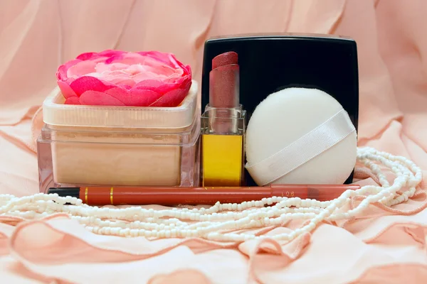 Cosmetici su sfondo rosa — Foto Stock