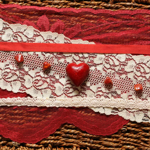 Romantisk bakgrund med röda hjärtan — Stockfoto
