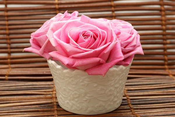 Ніжні рожеві троянди в білій вазі — стокове фото