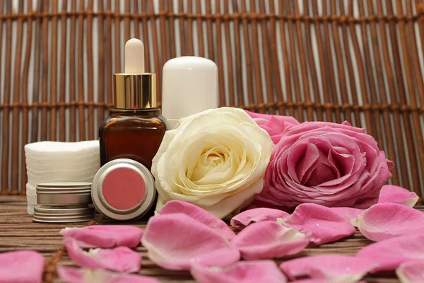 Kosmetik und Rosen — Stockfoto
