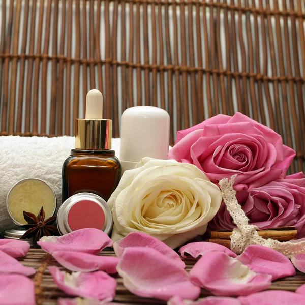 Kosmetik mit rosa Rosen — Stockfoto