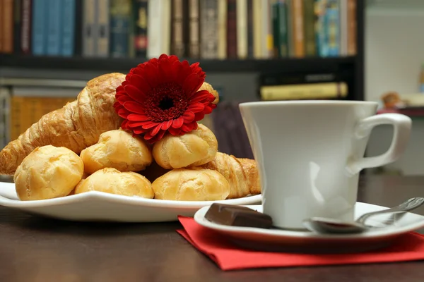 Kávu, croissanty a knihy — Stock fotografie