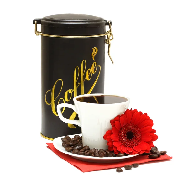 Черный кофе и красный цветок — стоковое фото
