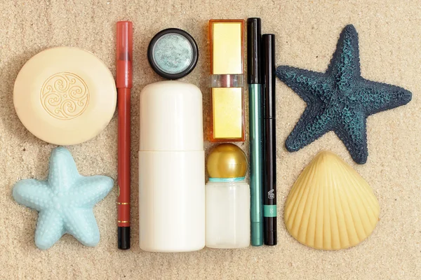 Kosmetika na mořském písku — Stock fotografie