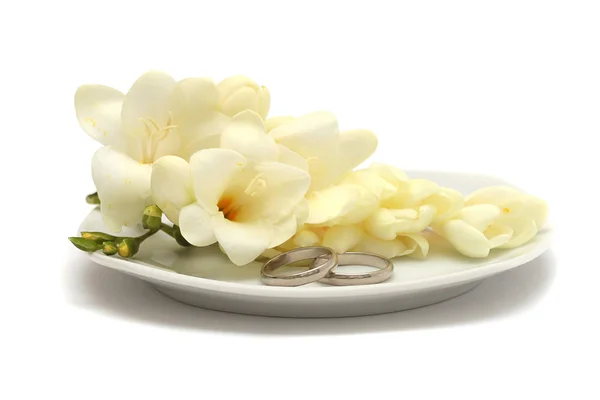 두 개의 백 금 결혼 반지와 꽃 — 스톡 사진
