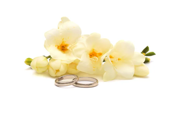Anillo de platino de boda y flores tiernas —  Fotos de Stock