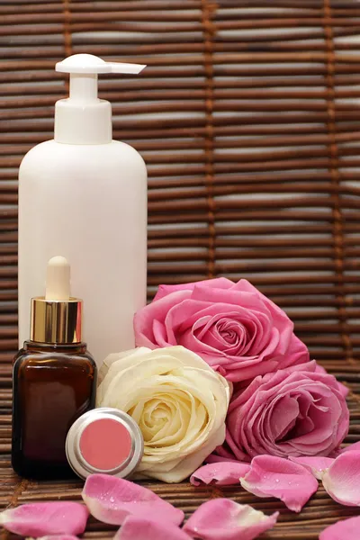 Produtos de spa com rosas — Fotografia de Stock