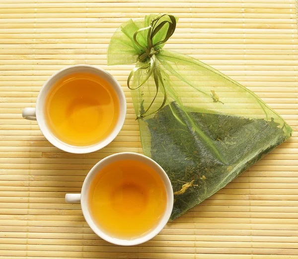 Tasses et un sac de soie avec thé — Photo
