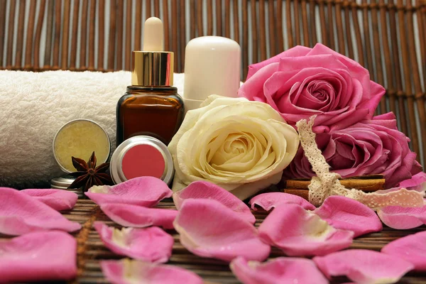 Spa cosmetics with roses Royalty Free Stock Photos