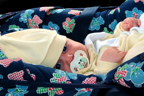 Baby in autostoel — Stockfoto