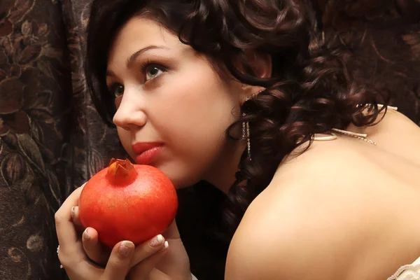 Nevěsta s granátovým jablkem — Stock fotografie