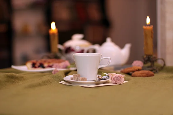 Herbata na tle świeca — Zdjęcie stockowe