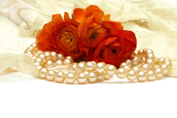 Flowers and pearls — Stock Photo, Image