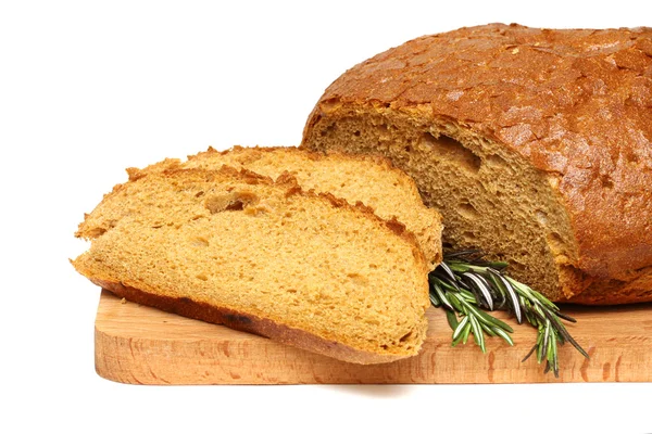 Gesneden brood, kruiden en houten plank — Stockfoto