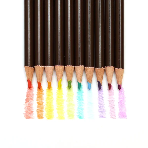 Веселка кольоровий малюнок з олівцями — стокове фото