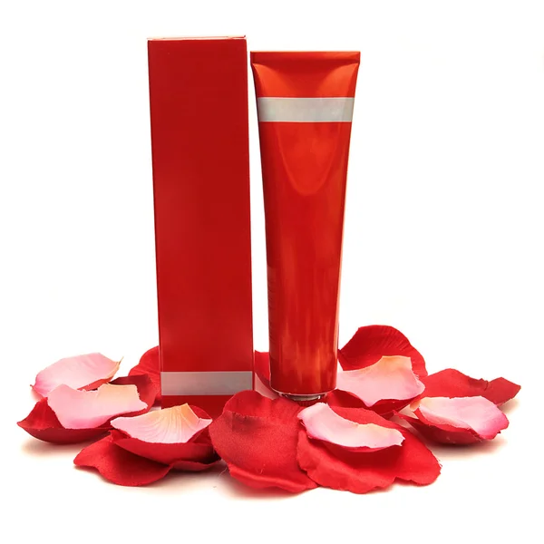 Czerwony butelki kosmetyczne, pole oraz róży — Zdjęcie stockowe