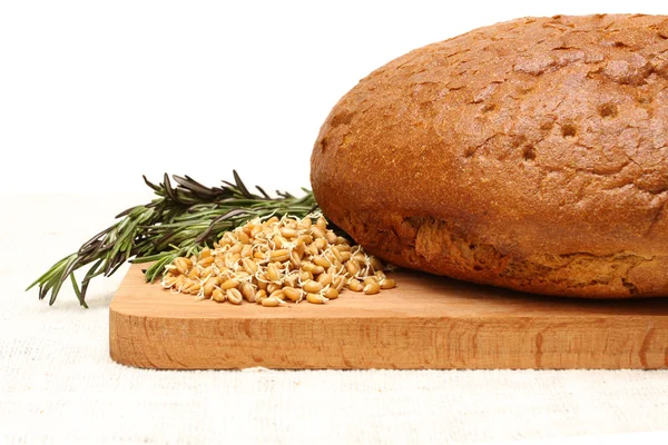 Pão cortado, trigo germinado, ervas — Fotografia de Stock