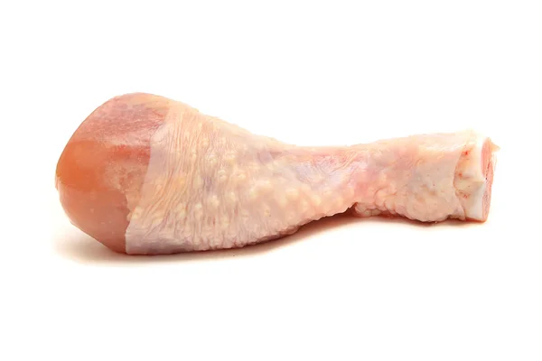 Pierna de pollo crudo sobre fondo blanco — Foto de Stock