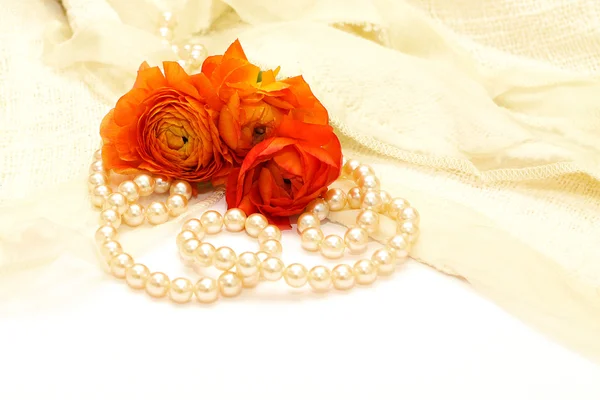 鲜花和背景上的珍珠 — 图库照片